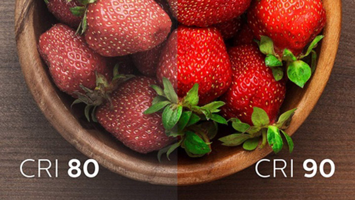 Zwei Bilder von Erdbeeren mit niedriger und hoher Farbwiedergabe