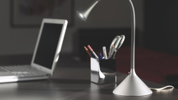 Eine Schreibtischlampe und ein Laptop, die auf einem Schreibtisch stehen