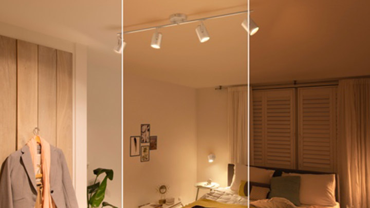 Ein Raum, der in drei verschiedene Bereiche mit jeweils eigener Beleuchtung aufgeteilt ist