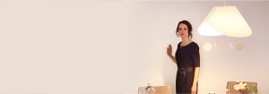 „Die Frau kann die helle LED-Einbauleuchte über einen eleganten Wanddimmer einstellen und so das Ambiente und die Energieeffizienz eines modernen Wohnzimmers verbessern.“