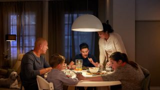 Die große LED-Pendelleuchte beleuchtet den Esstisch der Familie, schafft ein warmes Ambiente für Mahlzeiten und präsentiert energieeffiziente Deckenbeleuchtungslösungen für moderne Häuser