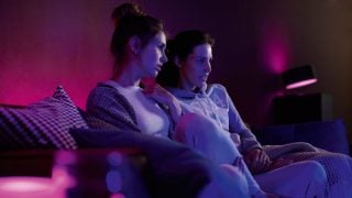 Die smarten LED-Leuchten von Philips Hue schaffen ein lebhaftes violettes Ambiente im Wohnzimmer und bieten eine individuell anpassbare Beleuchtung für Filmabende oder den perfekten Entspannungsmoment.