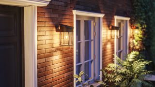 Die moderne LED Gartenleuchte beleuchtet eine rustikale Holzfassade und bietet eine energieeffiziente und wetterfeste Beleuchtungslösung für moderne Hausfassaden und Veranden.