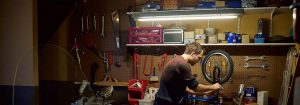 „LED-Leuchtstoffröhre, die das Innere der Garage beleuchtet und eine energieeffiziente Beleuchtung für Stauräume mit Fahrrädern und Haushaltsgegenständen bietet.“