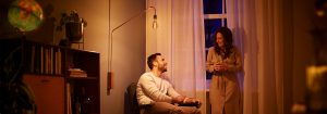 „Die LED-Lampe im Vintage-Stil schafft ein warmes Ambiente für abendliche Gespräche zu zweit und stellt eine energieeffiziente Stimmungsbeleuchtung im gemütlichen Wohnzimmer dar.“