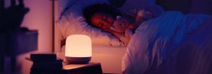 „Ein smartes LED-Nachtlicht, das ein sanftes, warmes Licht abgibt, während Ihr Kind friedlich schläft, und das eine individuell anpassbare Beleuchtung für eine optimale Schlafumgebung bietet.