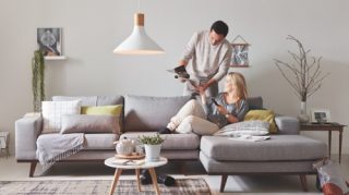 Zwei Personen sitzen zu Hause auf dem Sofa und genießen hochwertiges LED-Licht.